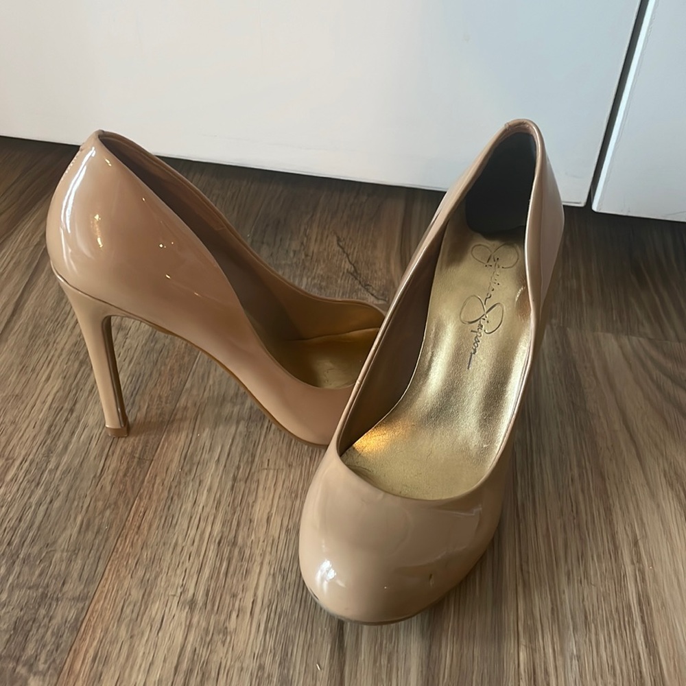 Jessica Simpson nude close toed heels